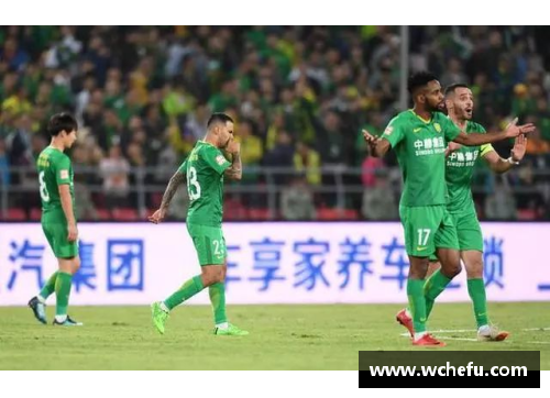 太阳成集团tyc9728官方网站球员撞进通道，引发关注：运动与意外之间的边界探索